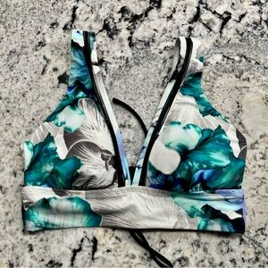 BNWOT Calia by Carrie Underwood swim top size medium